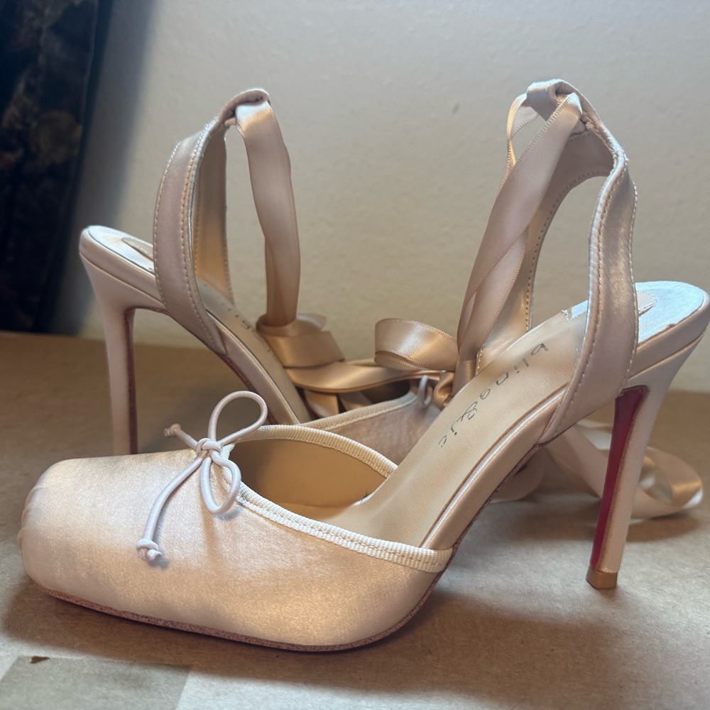 Beige Textured Flats with Ankle Strap and Crisscross Design - Picture 2 of 4